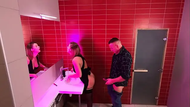 CAM IN THE PUBLIC TOILETTE IN THE NIGHT CLUB &colon; FUCKING STRANGERS