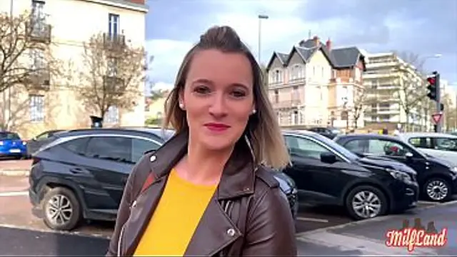 Kelly&comma; a beautiful&comma; naughty MILF&comma; caught between two very veiny cocks