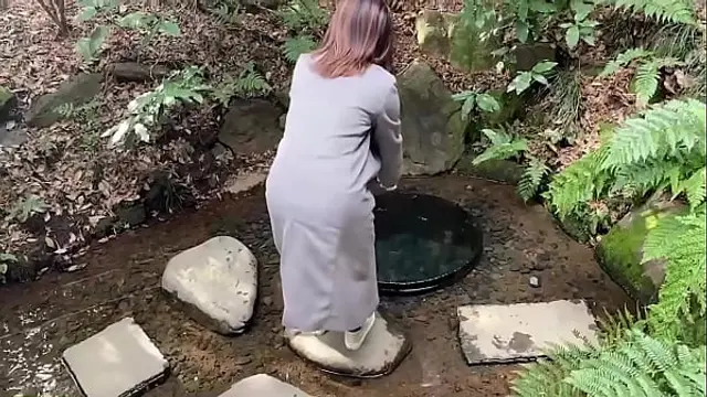 &lbrack;New Year's visit&rsqb; At a famous shrine&comma; de M nurse asks for vaginal cum shot while hugging after taking a walk