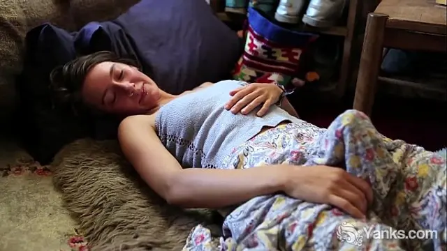 Amateur Roe Wanks Her Plastic Penis