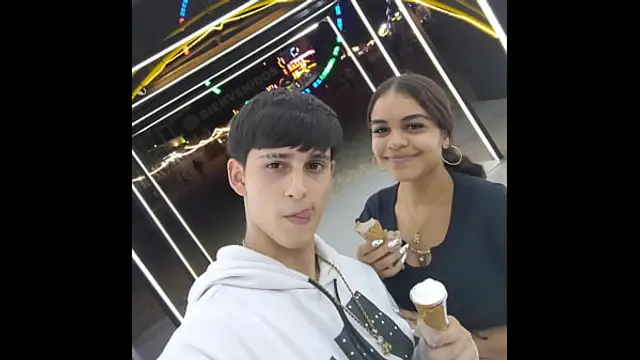 BLOG IN SPANISH - I go for a walk with my BIG ASS BRUNETTE GIRLFRIEND - surprise at the end of the blog - hot boyfriends