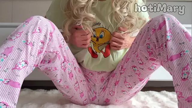 BIG SQUIRT CUM&excl; skinny school girl small tits masturbate fingering pussy