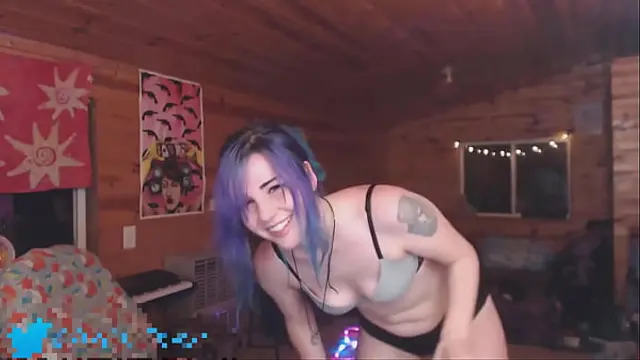 Clumsy camgirl breaks a lightbulb while practicing her triquetra flow&period;&period;