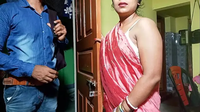 Bra salesman seduces sister-in-law to Chudayi Indian porn in clear Hindi voice