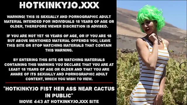 Hotkinkyjo fist her ass near cactus in public