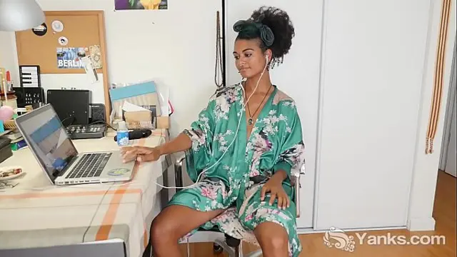 Yanks Ebony Lola Rose Fingers Her Hairy Twat