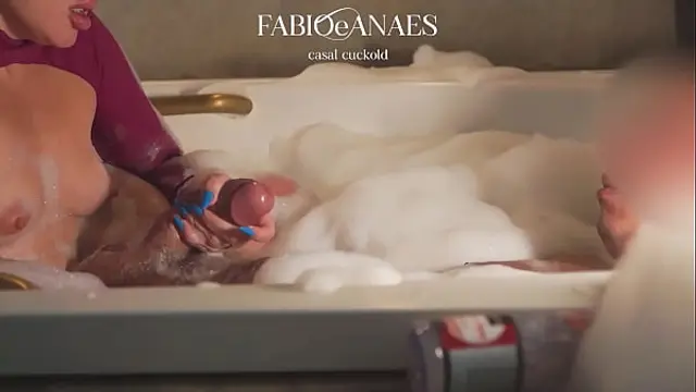 &lpar;Tesear&rpar; Slutty in the bathtub my naughty hotwife with the big boy until he comes hot on her face&period; Horn filming everything