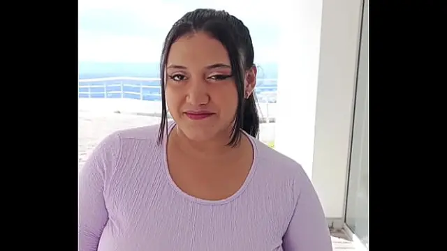 Real estate agent sells property in exchange for her hot pussy