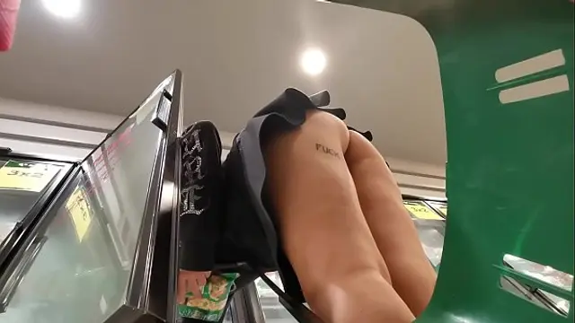 I put a camera in the supermarket cart and recorded a culona without panties&comma; the best UPSKIRT you will see today in HD and no blowjobs