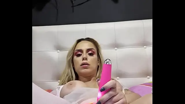 Ninfeta se masturbando e gozando na Cam&period;