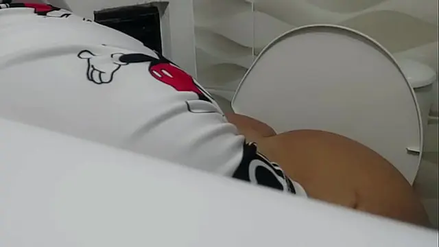 CATCHING MY STEPMOM'S BEAUTIFUL ASS IN THE BATHROOM