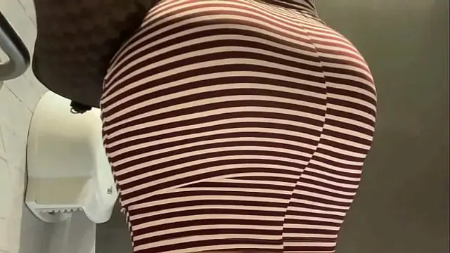 HIDDEN CAMERA IN PUBLIC BATHROOM &lpar;PISING&rpar;