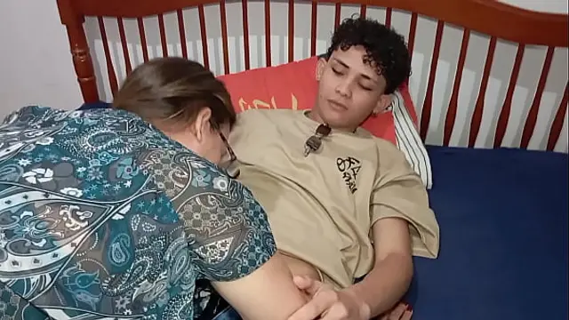 A m&atilde;e do meu padrasto me colocou pra arrumar a casa e eu comi ela