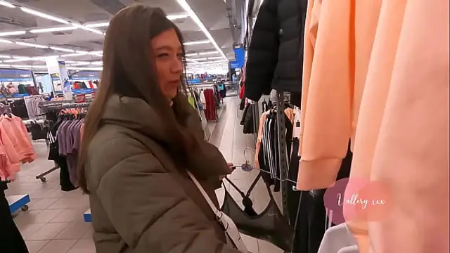 Girl sucked cock in the fitting room