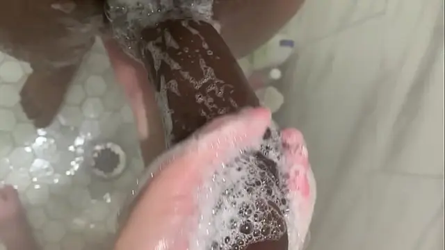 Hot Curios 18 Year Old young woman Enjoys Cleaning Stepbrother Monster Cock &excl; She Made His Big Dick Cum Twice In 5 Minutes